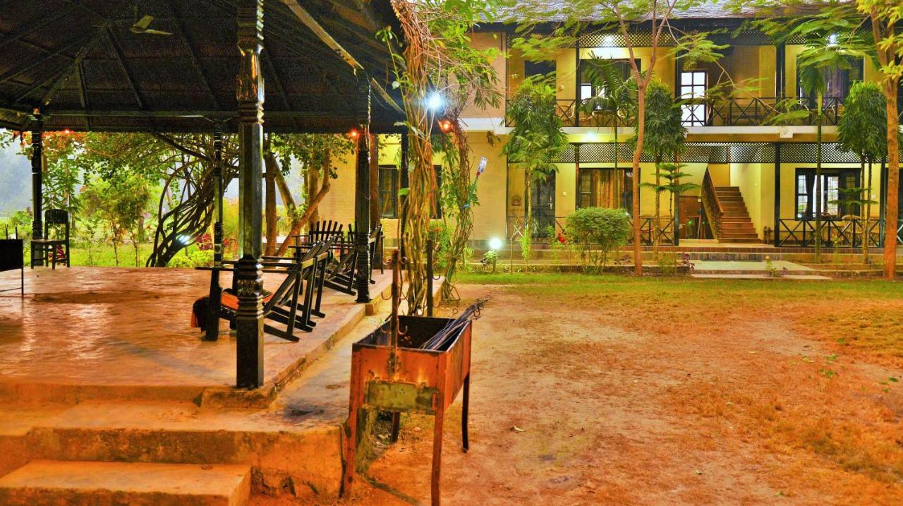 Hotel Parkside & Swimming Pool-Between Greenery And Azure ,Your Perfect Retreat Chitwan Extérieur photo