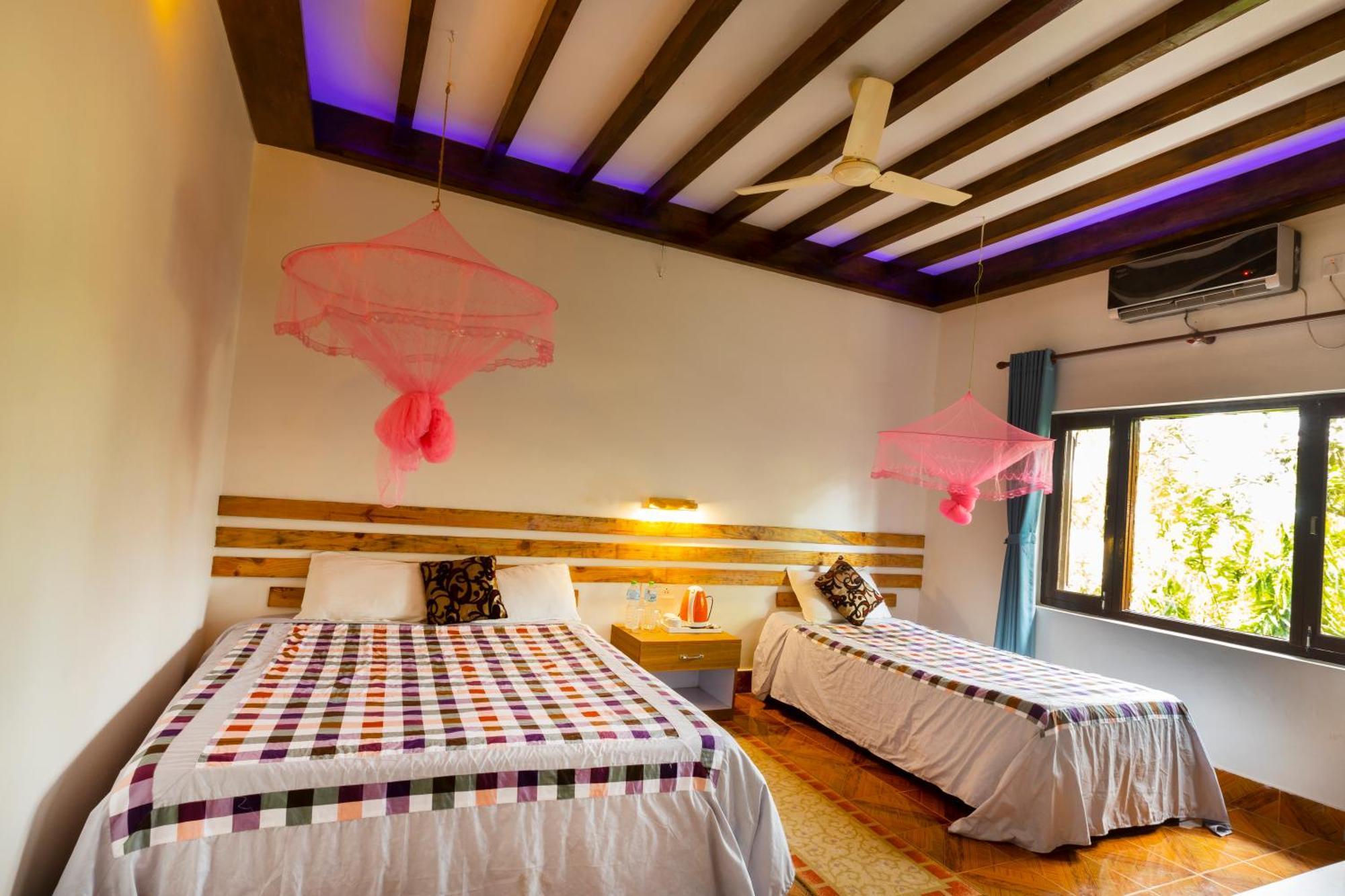 Hotel Parkside & Swimming Pool-Between Greenery And Azure ,Your Perfect Retreat Chitwan Extérieur photo