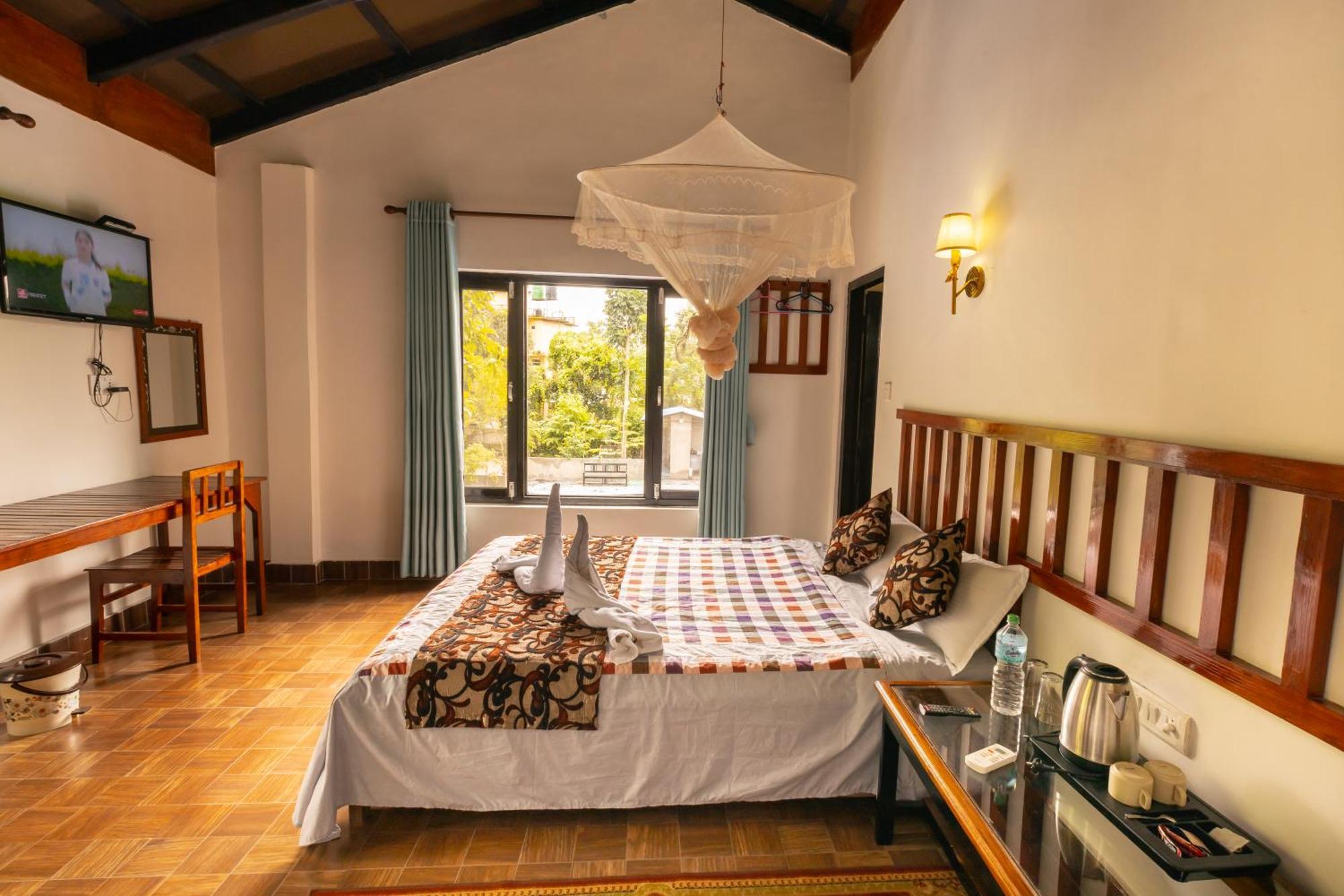 Hotel Parkside & Swimming Pool-Between Greenery And Azure ,Your Perfect Retreat Chitwan Extérieur photo