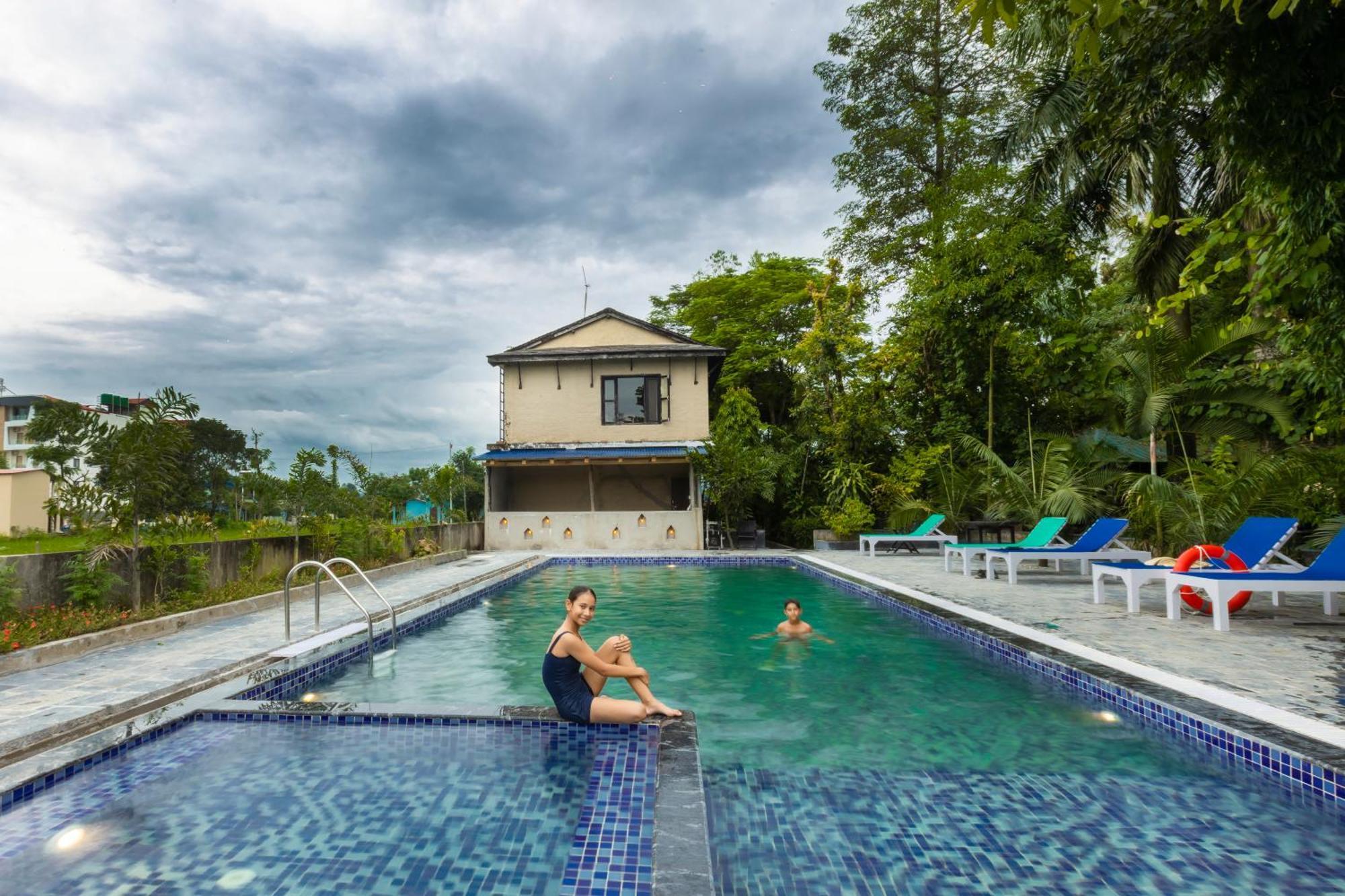 Hotel Parkside & Swimming Pool-Between Greenery And Azure ,Your Perfect Retreat Chitwan Extérieur photo