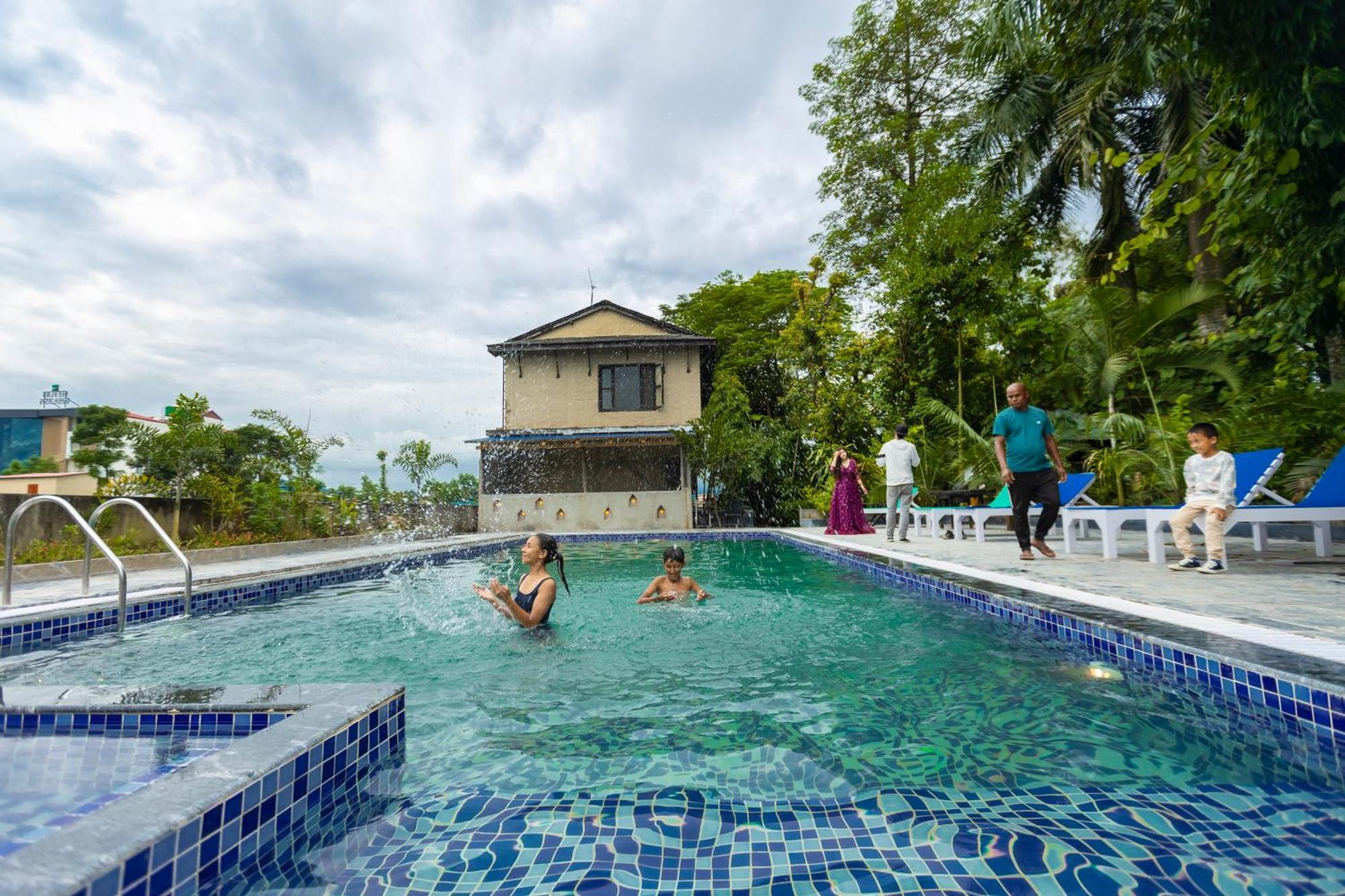 Hotel Parkside & Swimming Pool-Between Greenery And Azure ,Your Perfect Retreat Chitwan Extérieur photo