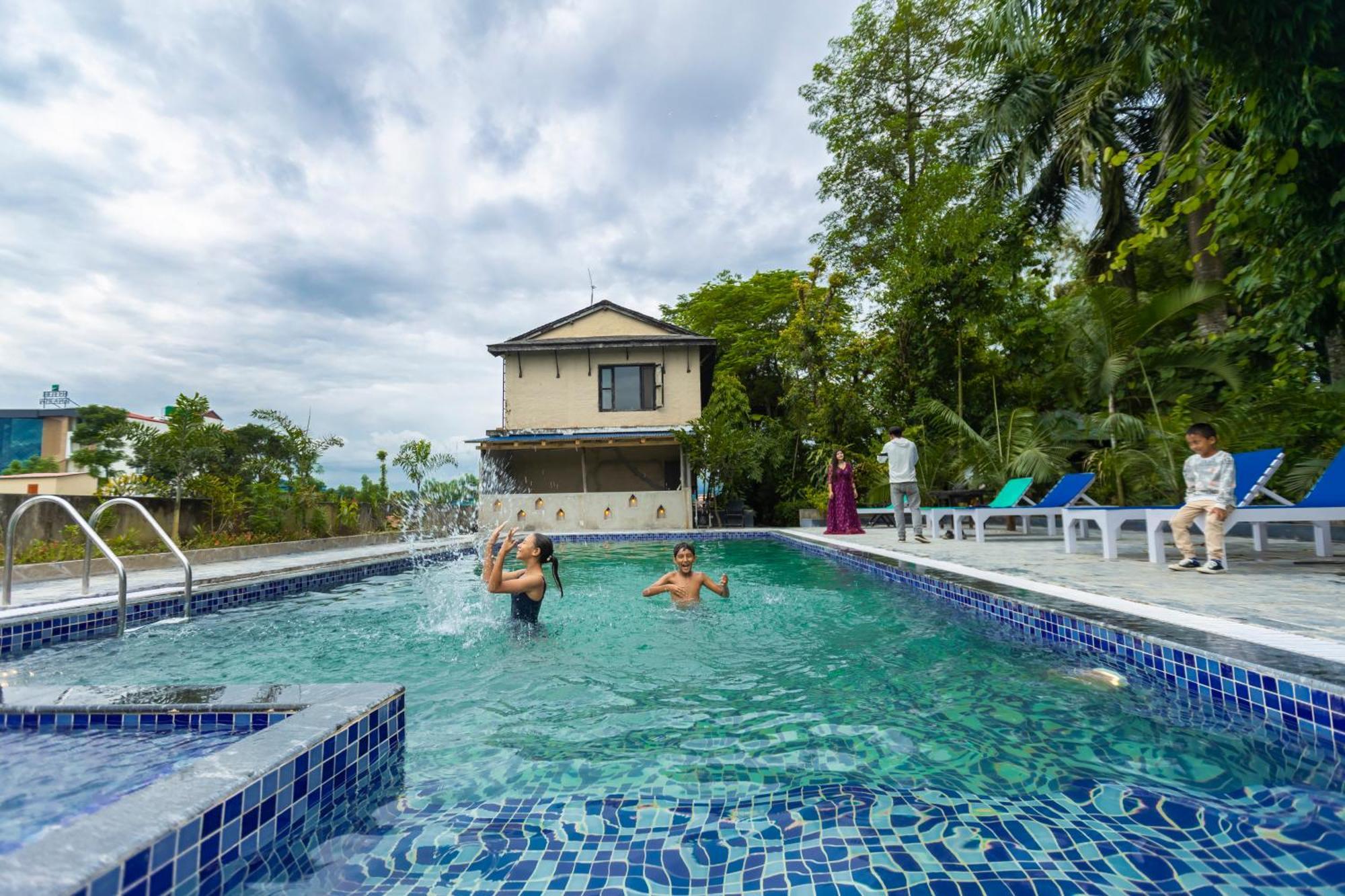 Hotel Parkside & Swimming Pool-Between Greenery And Azure ,Your Perfect Retreat Chitwan Extérieur photo