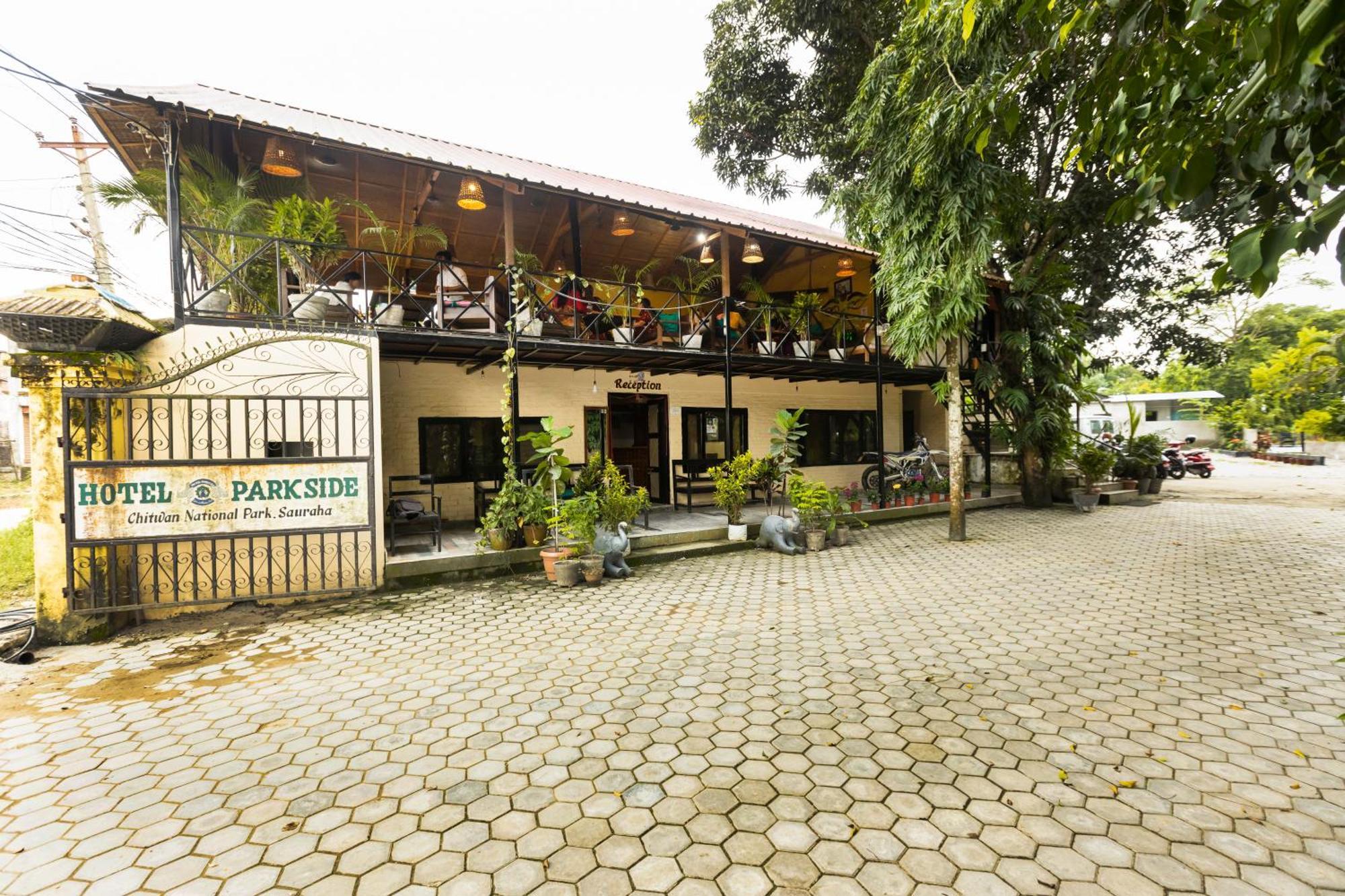 Hotel Parkside & Swimming Pool-Between Greenery And Azure ,Your Perfect Retreat Chitwan Extérieur photo