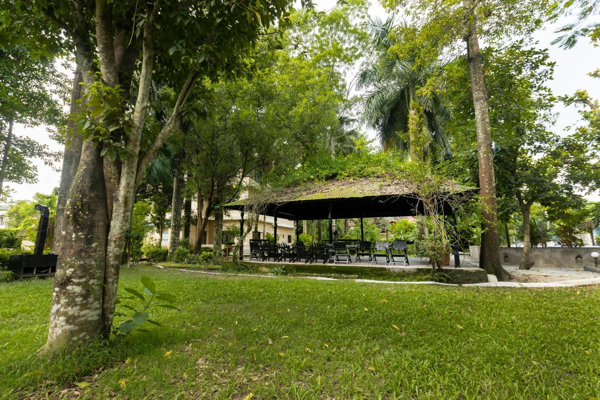 Hotel Parkside & Swimming Pool-Between Greenery And Azure ,Your Perfect Retreat Chitwan Extérieur photo