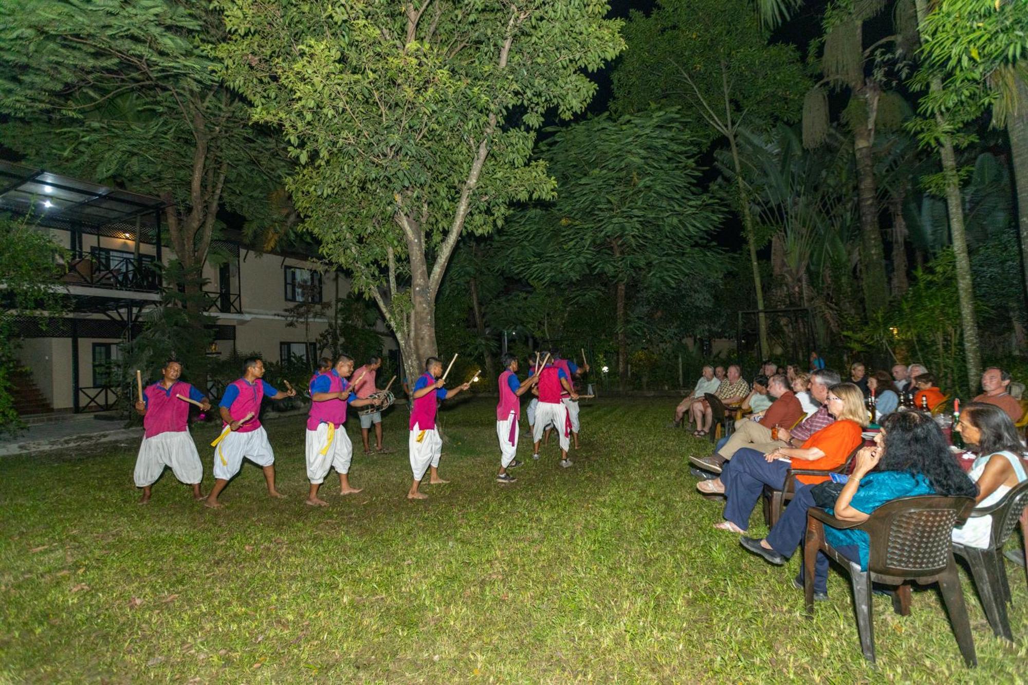 Hotel Parkside & Swimming Pool-Between Greenery And Azure ,Your Perfect Retreat Chitwan Extérieur photo
