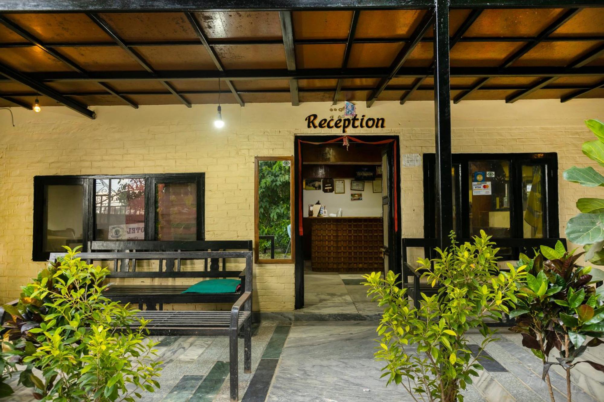 Hotel Parkside & Swimming Pool-Between Greenery And Azure ,Your Perfect Retreat Chitwan Extérieur photo