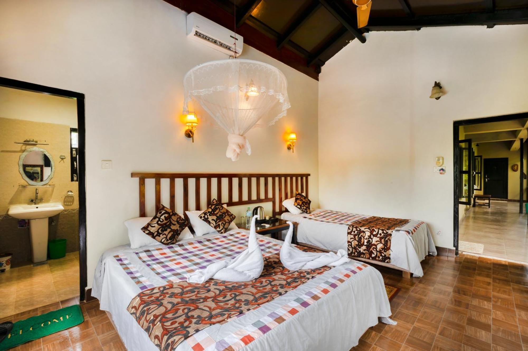 Hotel Parkside & Swimming Pool-Between Greenery And Azure ,Your Perfect Retreat Chitwan Extérieur photo