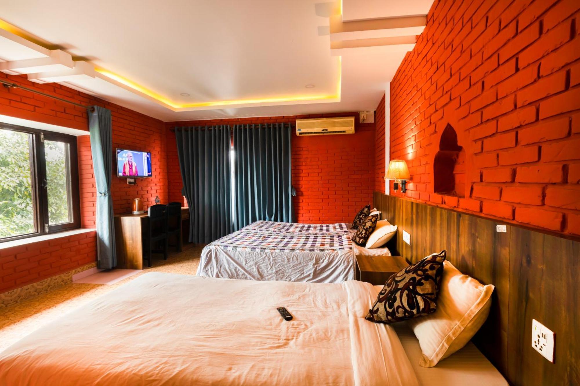 Hotel Parkside & Swimming Pool-Between Greenery And Azure ,Your Perfect Retreat Chitwan Extérieur photo