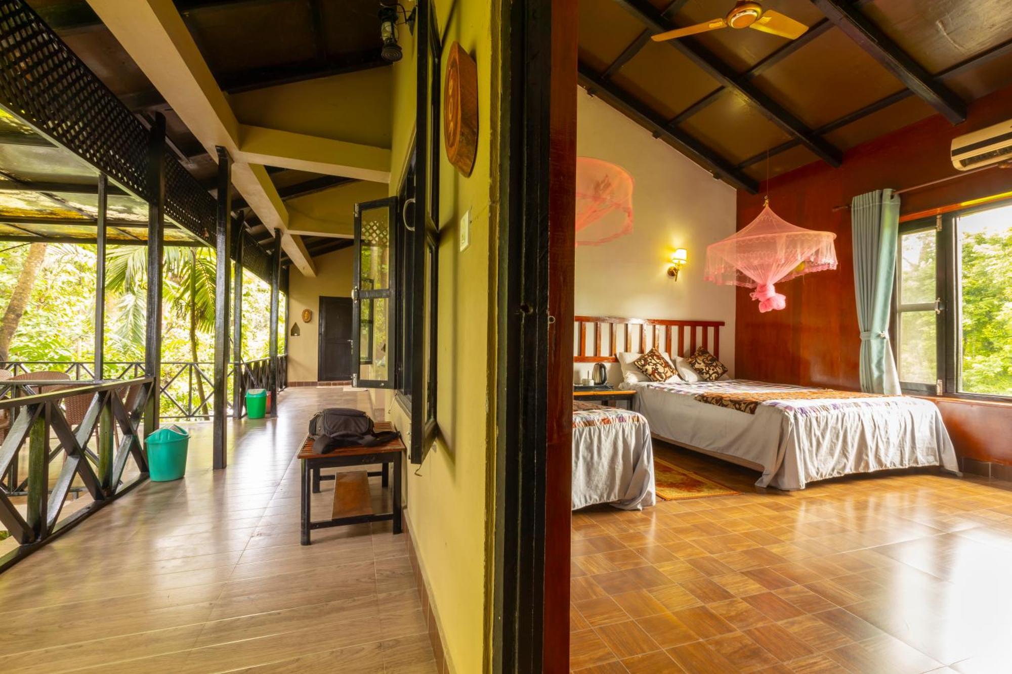 Hotel Parkside & Swimming Pool-Between Greenery And Azure ,Your Perfect Retreat Chitwan Extérieur photo