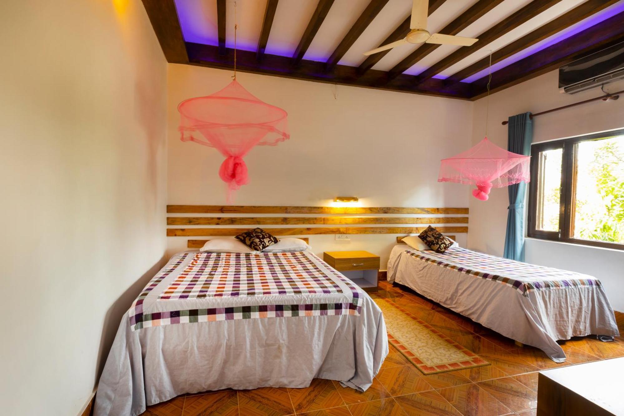 Hotel Parkside & Swimming Pool-Between Greenery And Azure ,Your Perfect Retreat Chitwan Extérieur photo