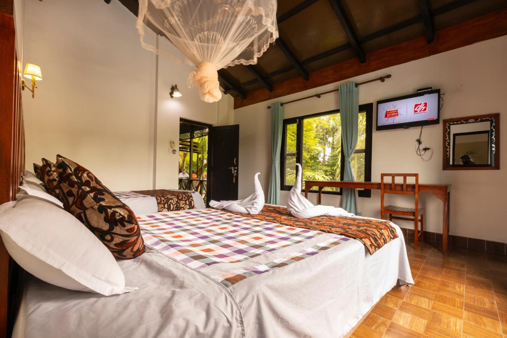Hotel Parkside & Swimming Pool-Between Greenery And Azure ,Your Perfect Retreat Chitwan Extérieur photo