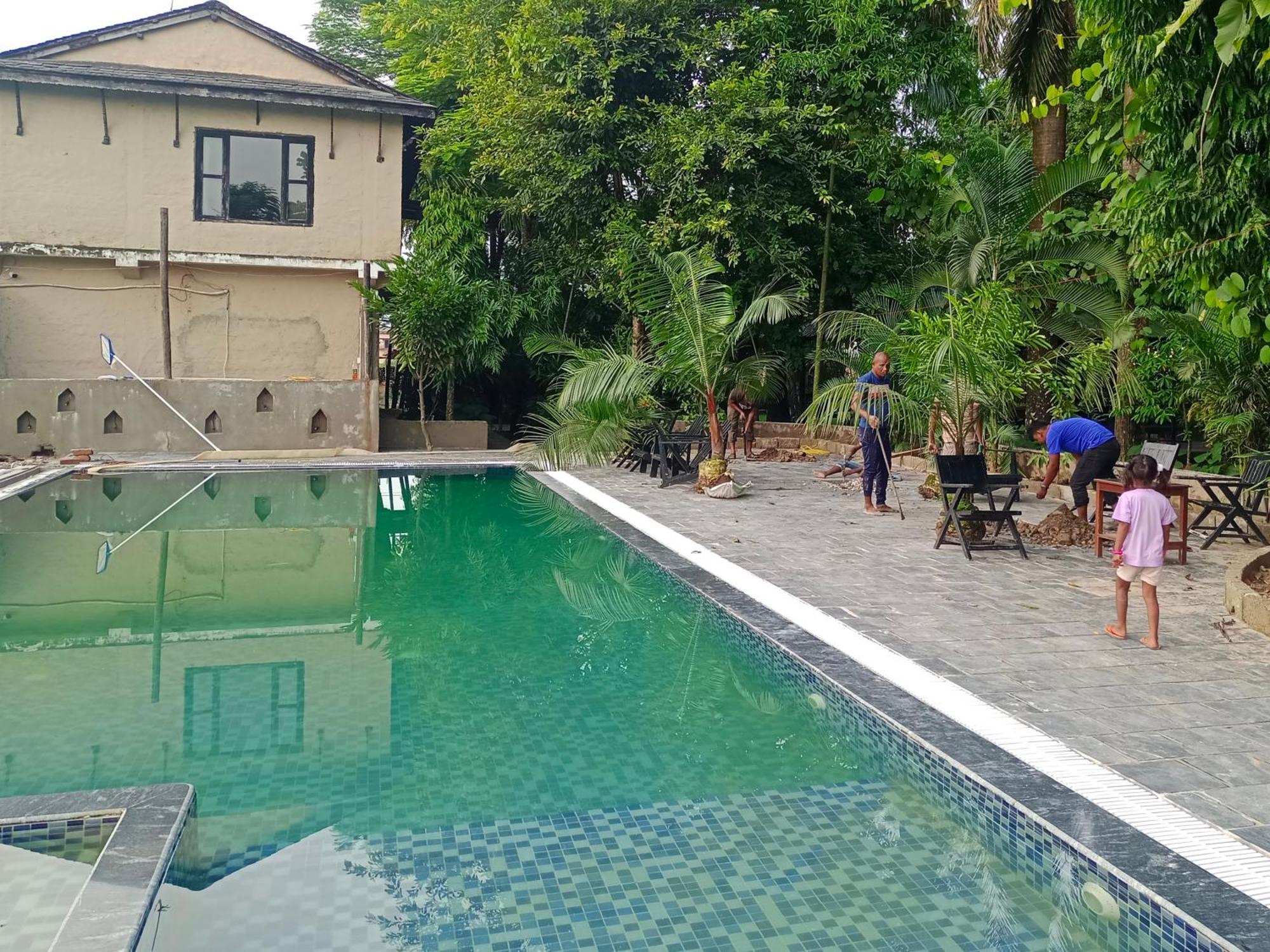 Hotel Parkside & Swimming Pool-Between Greenery And Azure ,Your Perfect Retreat Chitwan Extérieur photo