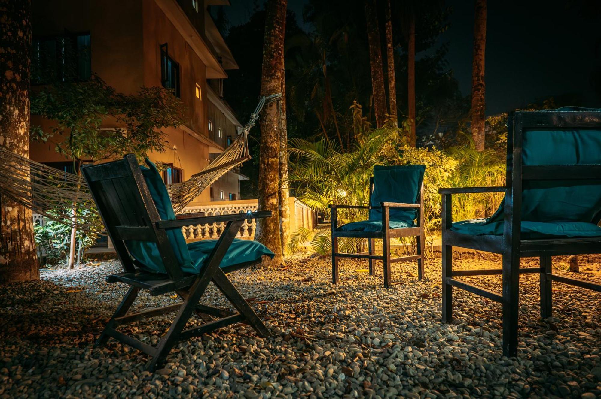 Hotel Parkside & Swimming Pool-Between Greenery And Azure ,Your Perfect Retreat Chitwan Extérieur photo