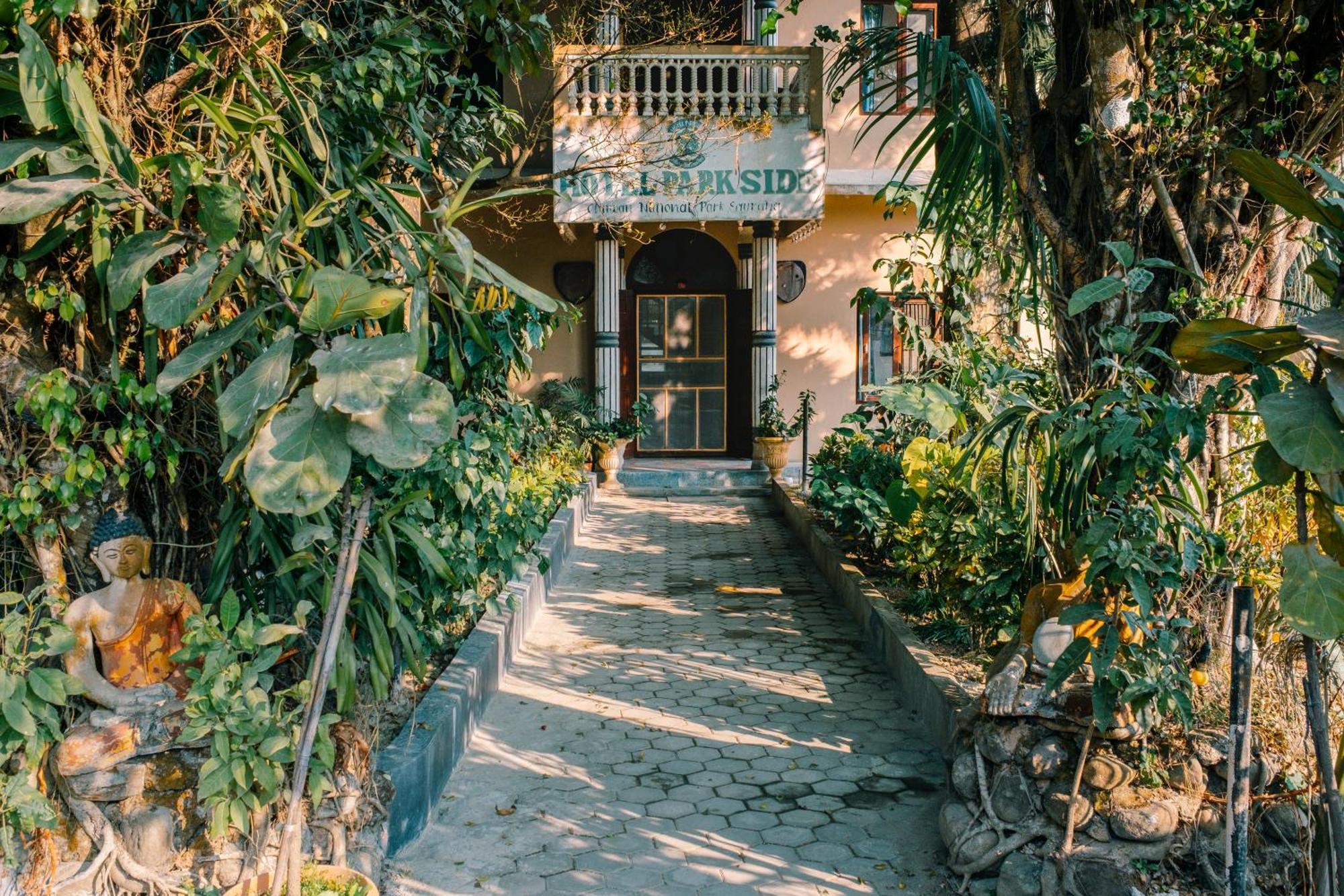 Hotel Parkside & Swimming Pool-Between Greenery And Azure ,Your Perfect Retreat Chitwan Extérieur photo