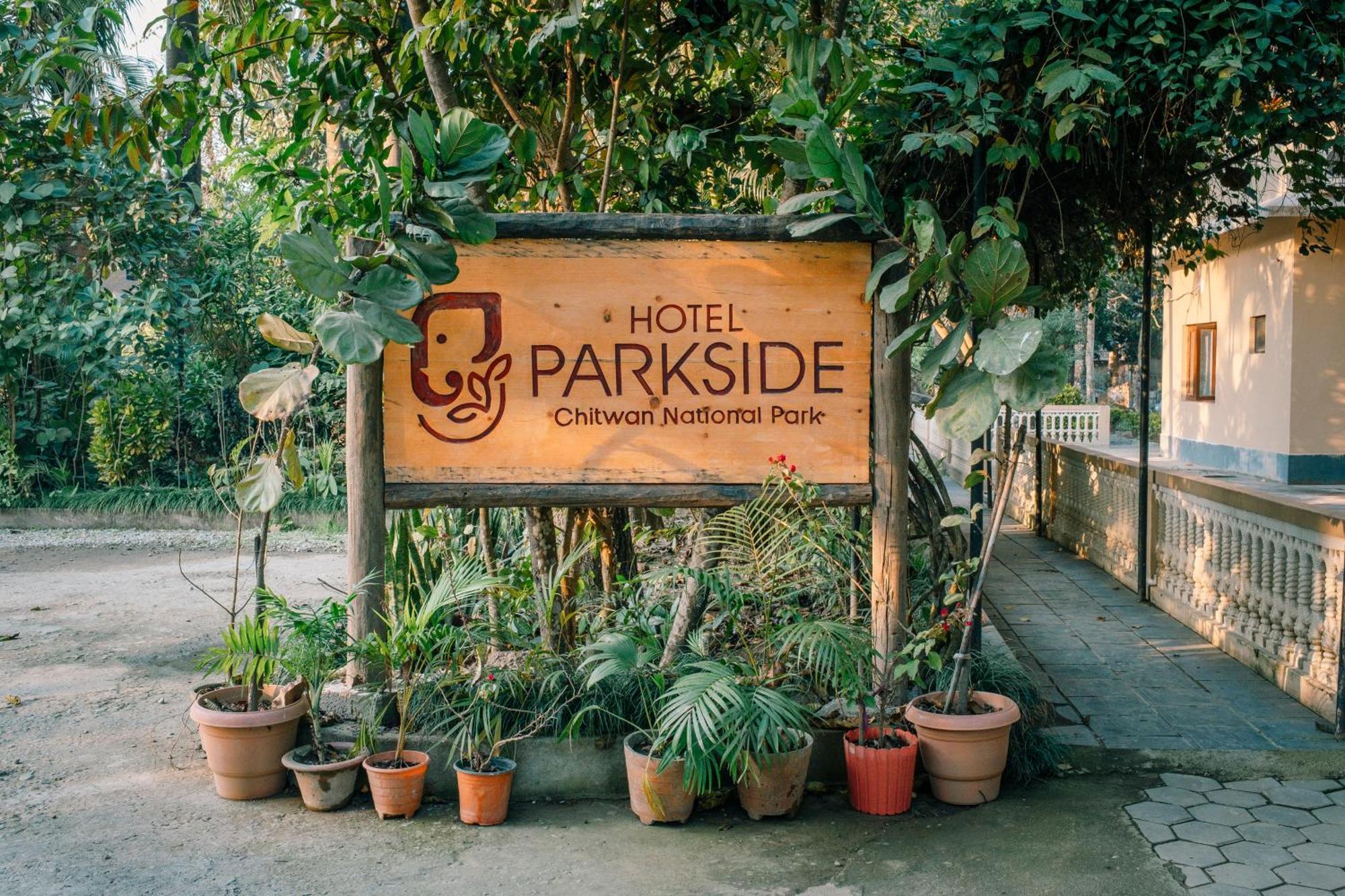 Hotel Parkside & Swimming Pool-Between Greenery And Azure ,Your Perfect Retreat Chitwan Extérieur photo